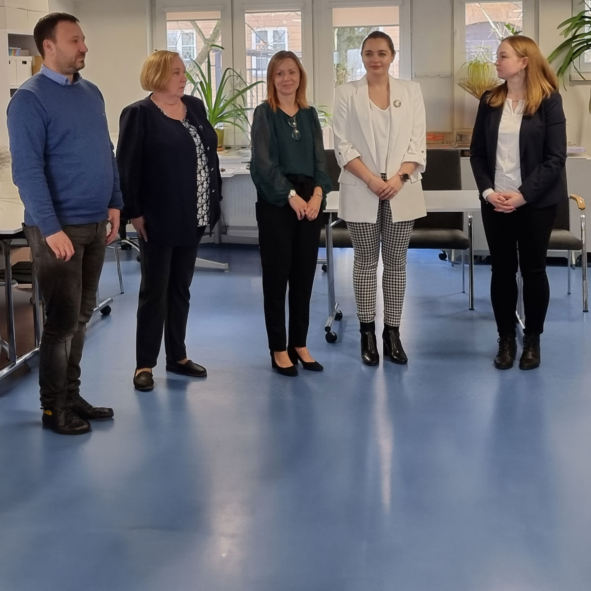 Grupa osób przed ślubowaniem