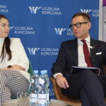 Grupa osób na debacie