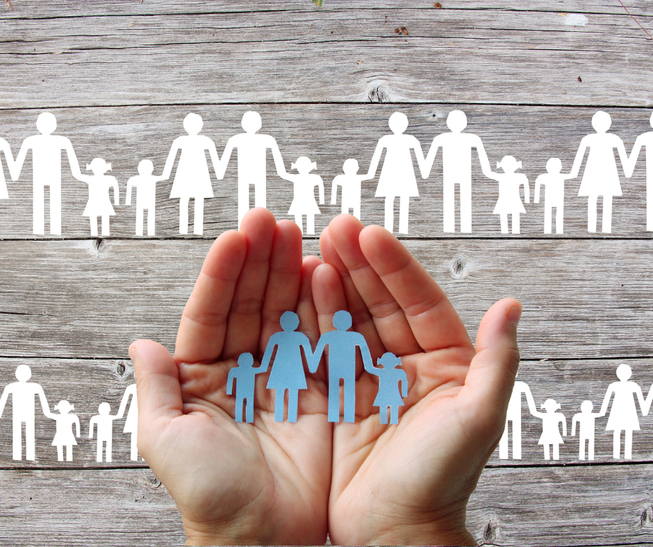 dłonie_trzymają_rzeżbe_rodziny