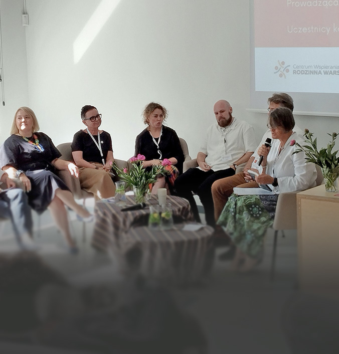 Grupa panelistów podczas konferencji