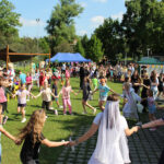 Grupa dzieci na festynie z okazji Dnia Dziecka