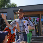 Chłopiec w przebraniu bohatera animacji Toy Story