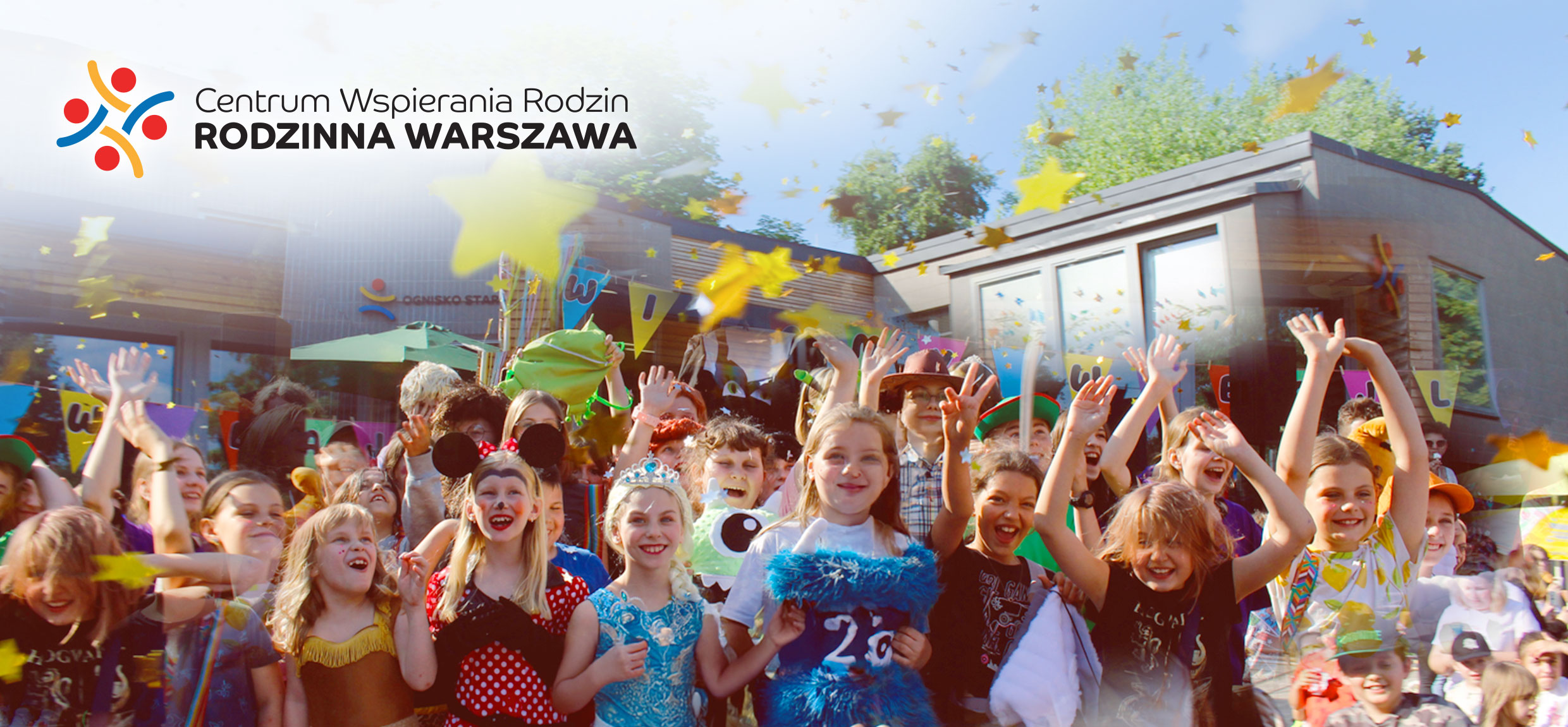 radosne dzieci na&nbsp;tle budynku