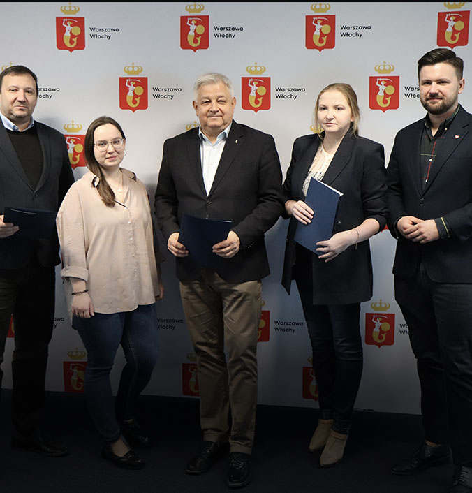 Burmistrz Dzielnicy Włochy Jarosław Karcz, Zastępcy Burmistrza Dzielnicy Włochy Monika Kryk i Dominik Wymysłowski oraz Dyrektor Centrum Wspierania Rodzin Jarosław Adamczuk i Kierowniczka Ogniska Okęcie Monika Mazur.
