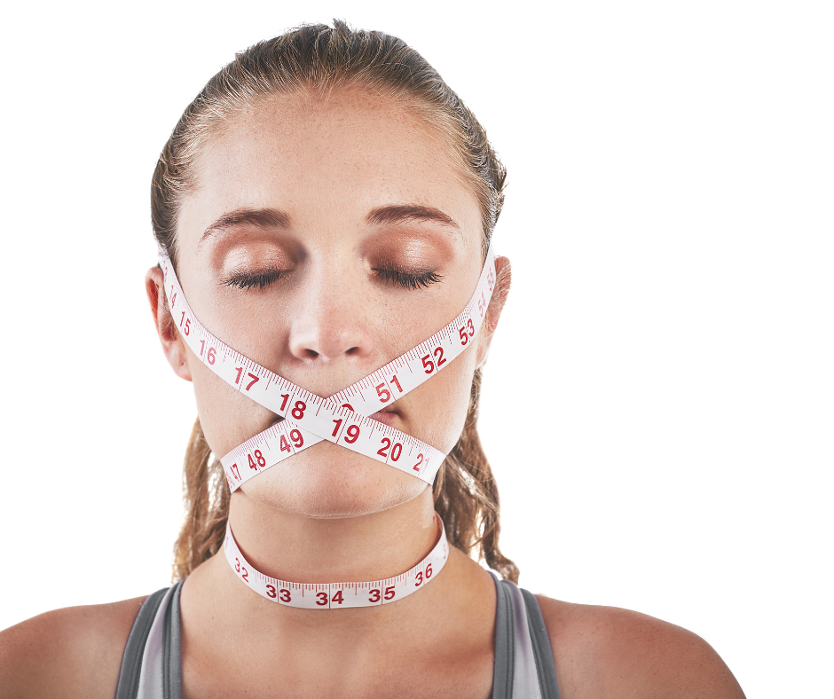 Dziewczyna z zakrytymi ustami centymetrem krawieckim