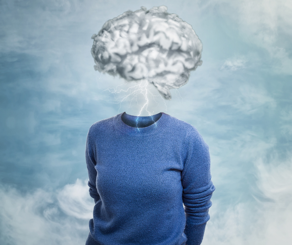 Zdjęcie przedstawia postać człowieka,która w miejscu głowy posiada rysunek mózgu.