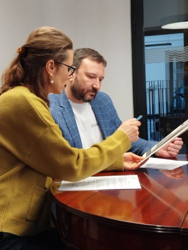 Dyrektor Centrum Wspierania Rodzin „Rodzinna Warszawa” Jarosław Adamczuk oraz Anna Duńczyk-Szulc Zastępczyni Dyrektorki ds. Kolekcji w Muzeum Warszawy.